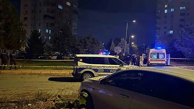 Konuşmak için çağırdığı eşini sokak ortasında öldürdü