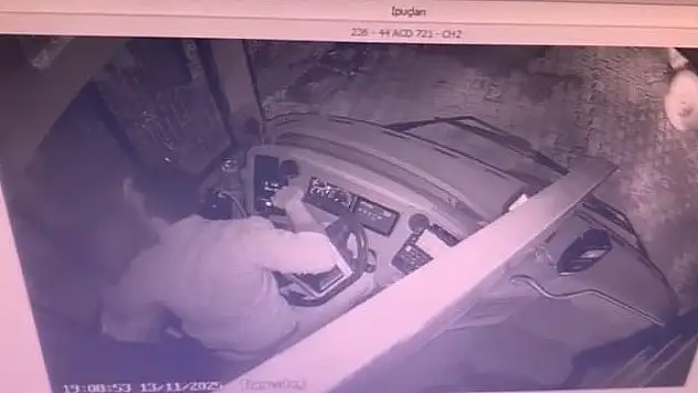 Çok sayıda yolcunun bulunduğu otobüse silahlı saldırı