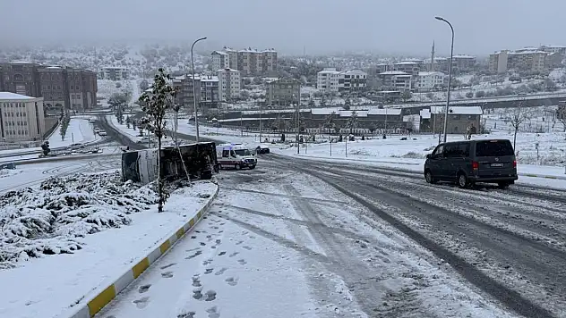 Devrilen işçi servisindeki 14 kişi yaralandı
