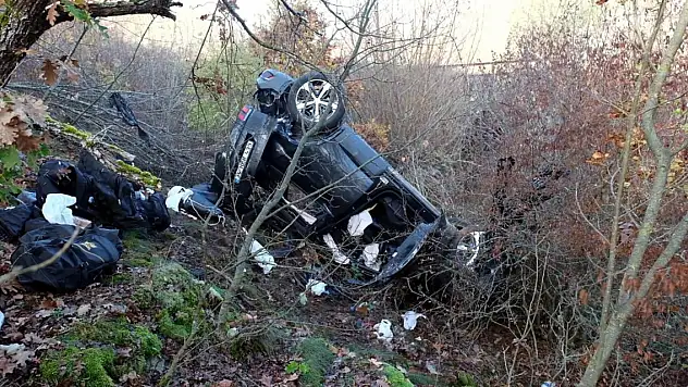 Kaçak göçmenleri taşıyan otomobil devrildi: Çok sayıda yaralı var