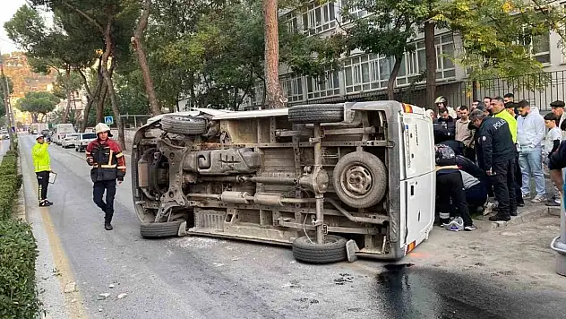 Kaldırıma çarpıp takla attı, park halindeki araçlara çarparak durabildi