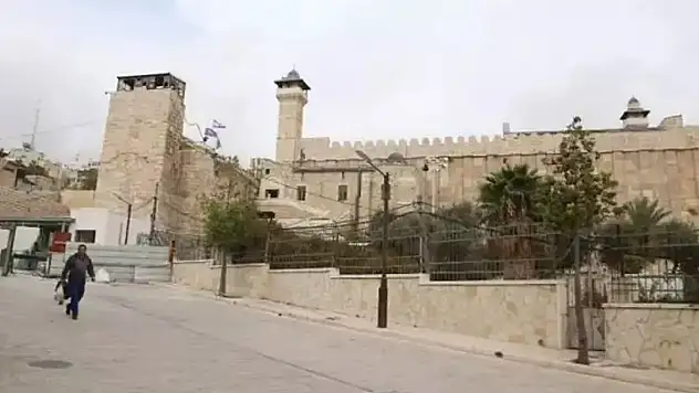 İsrail, İbrahim Camisi'ni Müslümanlara kapattı