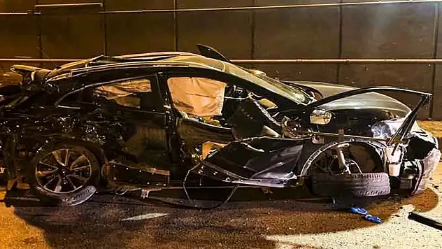 Karşı şeride geçen cip, kamyonet ile kafa kafaya çarpıştı 2 ölü, 1 yaralı