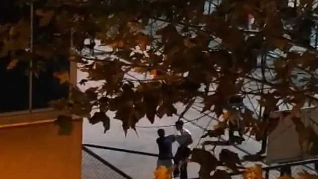 Arkadaşları kavga etti ayırmak yerine tezahüratta bulundular