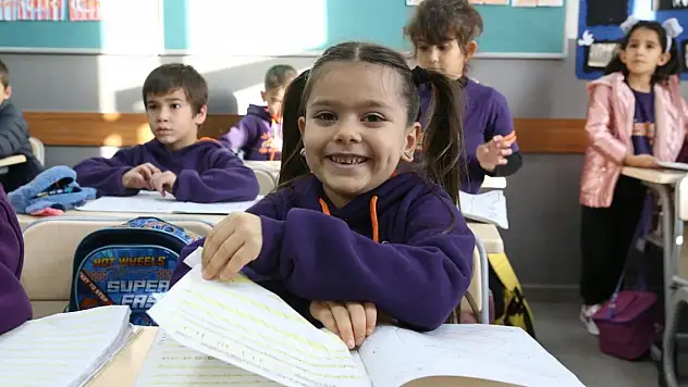 Ara tatil bitti... Okullarda ilk ders zili çaldı
