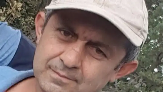 Kestiği ağacın altında kalan adam öldü