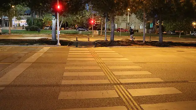 Yaya geçidinden geçerken otomobilin çarptığı fizyoterapist hastanede öldü