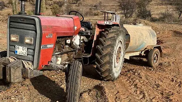 Fren boşalan traktörü durdurmak isterken yaralandılar