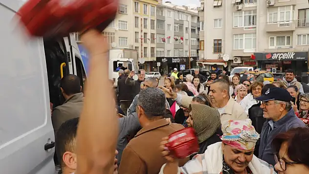 Kek izdihamı çocuklar ezilme tehlikesi geçirdi