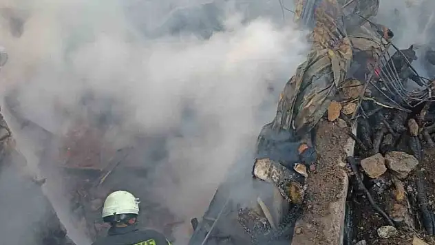 Ahırda başlayan yangın iki eve sıçradı