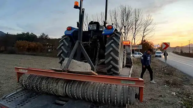 Çiftçi merdanenin altında kaldı!