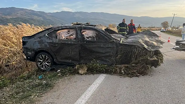 Devrilen otomobildeki 2 kişi öldü, 1 kişi yaralandı