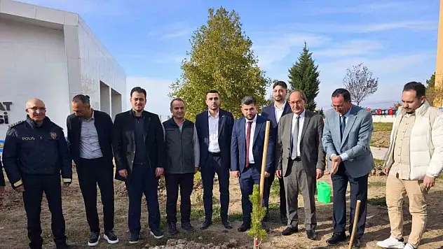 Konya Beyşehir'de fidanlar toprakla buluştu