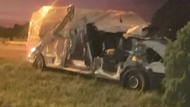Minibüs, TIR'a arkadan çarptı 1 ölü, 2 yaralı
