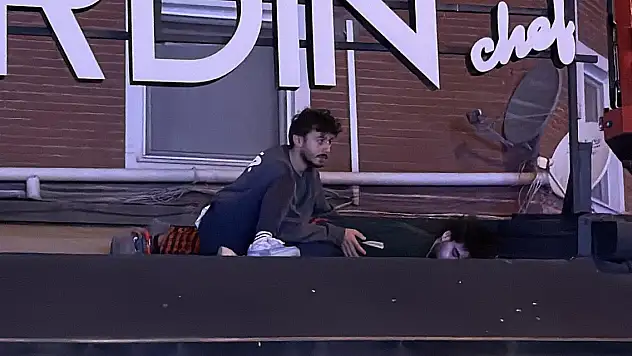 İkinci katın penceresinden kafenin tentesine düştü