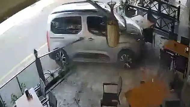 15 yaşındaki sürücü, otomobille restorana daldı