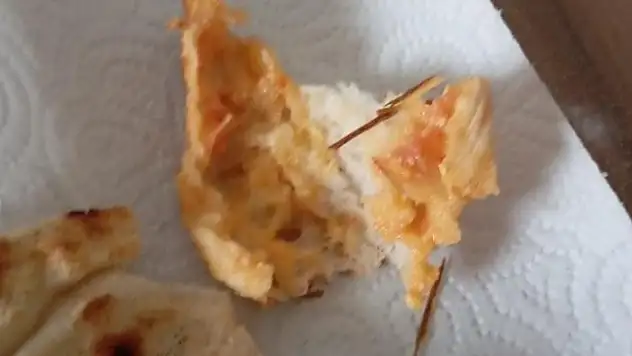 Ekmeğin içerisinden odun parçaları çıktı