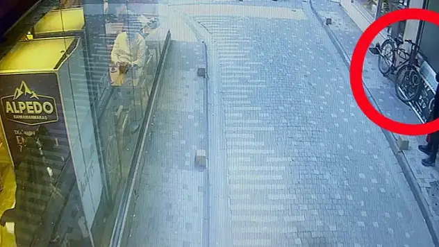 Kasklı soyguncu kuyumcudan 5 kilo altınla kaçtı