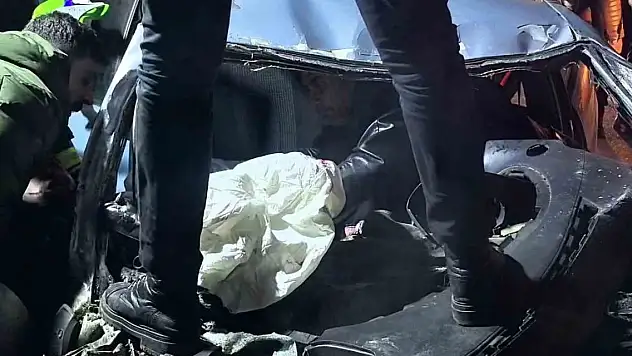 İki araç çarpıştı! 1 ölü, 2 yaralı