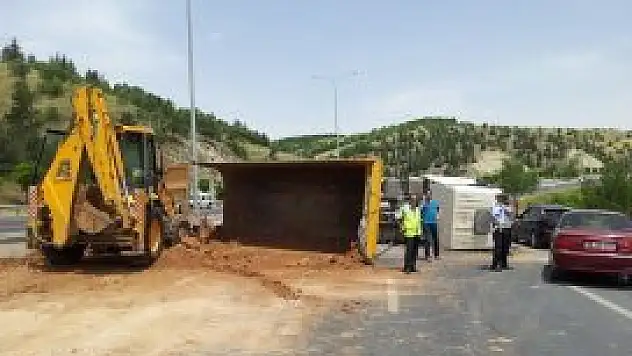 Devrilen kamyon karayolunu kilitledi