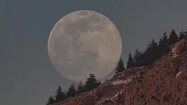 50 yıllık Ay kayasında tarihi sır: Ay'dan bile eski kalıntı bulundu