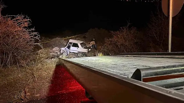 Otomobil kayalıklara çarptı: 1 ölü, 1 yaralı