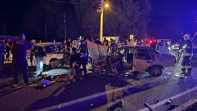 İki Tofaş araç kafa kafaya çarpıştı: 2'si ağır 3 yaralı