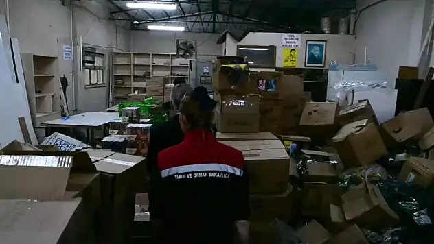 İzmir'de son tüketim tarihi geçmiş 30 ton gıda ürünü ele geçirildi