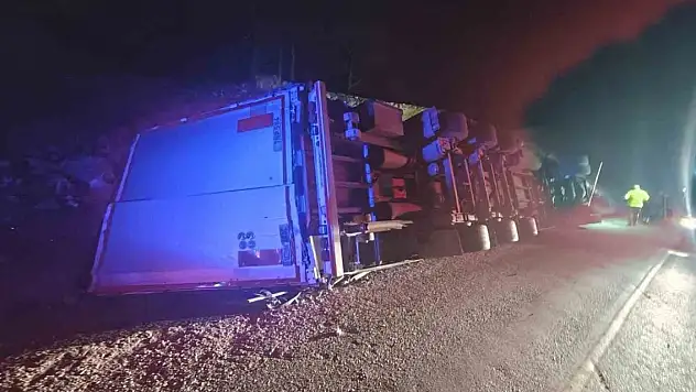 Direksiyon hakimiyetini kaybeden tır devrildi, sürücüsü hayatını kaybetti