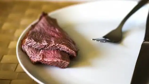 Çiğ et ve yeşillikteki parazit bebeği tehdit ediyor