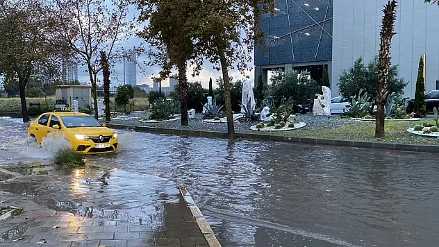 İzmir'de sağanak... Denizle kara birleşti