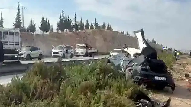 Otomobil bariyerlere çarptı: 1 ölü, 2'si ağır 4 yaralı