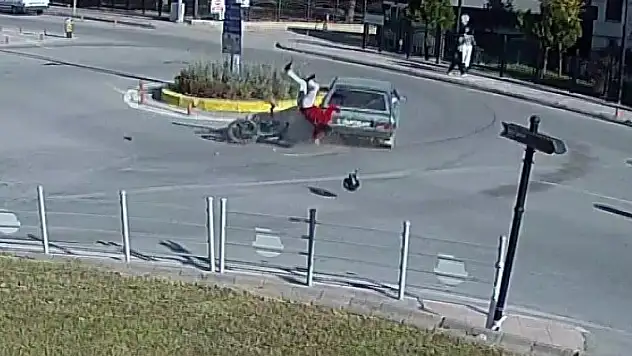 Motosikletli havada takla attı, ilk yaptığı şey fırlayan ayakkabısını giymek oldu