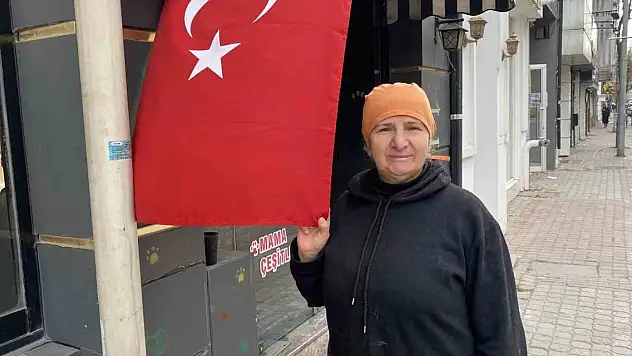 Türk bayrağını öpen teyzenin görüntüsü yürekleri ısıttı