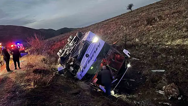 Yolcu otobüsü devrildi: 2 ölü, 21 yaralı