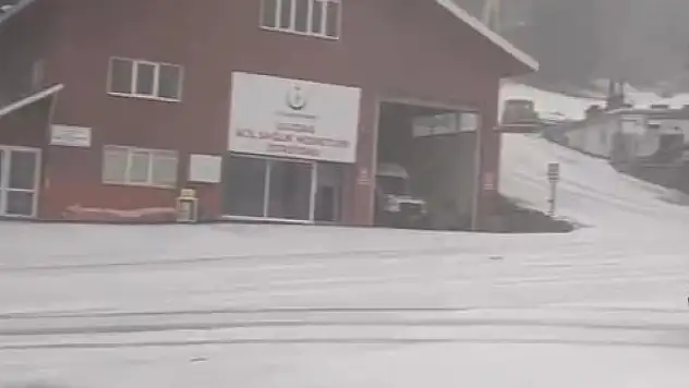 Uludağ'da kar yağışı etkisini gösterdi