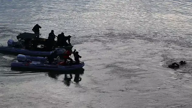 Baraj gölüne yuvarlanan otomobildeki 3 kişi öldü