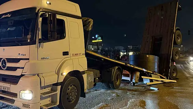 Demir rulo yüklü dorse ortadan ikiye ayrıldı