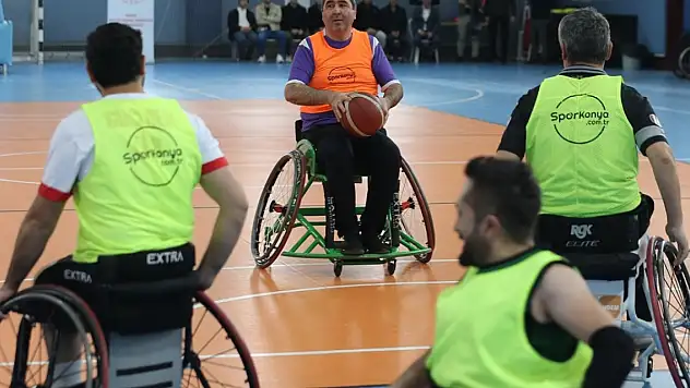 Konya'da engelliler ile kurum müdürleri basketbol maçında buluştu