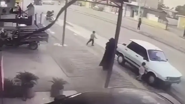 Yolun karşısına koşan 5 yaşındaki çocuğa kamyonet çarptı