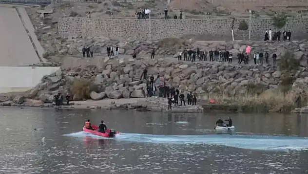 Bir terlik uğruna gözden kayboldu! Nehre düşen çocuktan haber alınamıyor