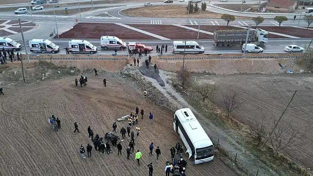 Öğrenci servis midibüsü ile kamyonet çarpıştı: 17 yaralı