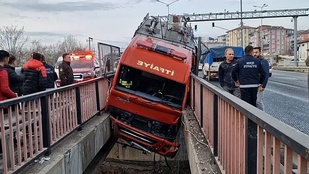 Lastiği patlayan itfaiye aracı, iki köprü arasına sıkıştı 3 yaralı