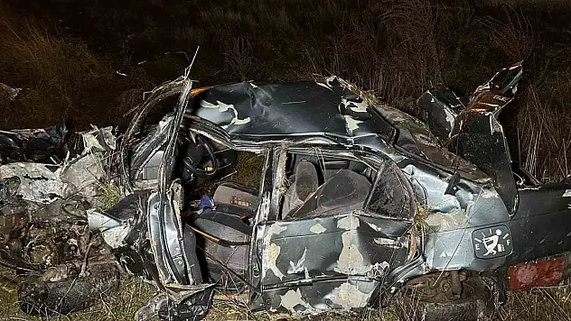 Şarampole devrilen otomobil hurdaya döndü: 2 ölü, 1 yaralı