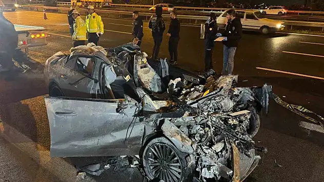 Ankara Çevreyolunda bir otomobil tırın altına girdi: 2 ölü 1 ağır yaralı