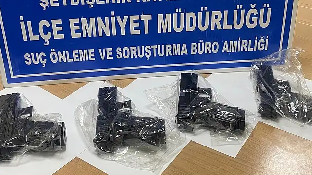 Konya'da polis şüpheli araçtan 4 ruhsatsız tabanca ele geçirdi