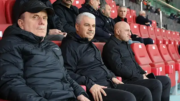 Vali Akın, Emniyet Müdürü Yüksek ve Millet Vekili Baykan Konyaspor maçını tribünden takip etti