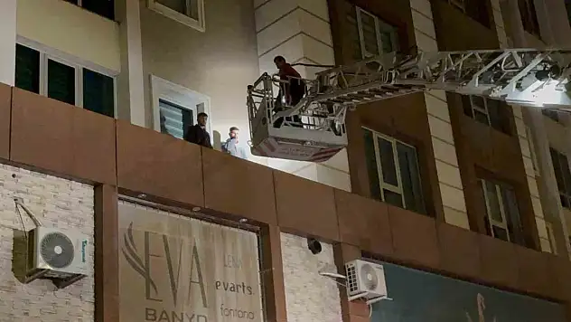 Bir garip olay: 3'üncü kattan çarşafla indiler