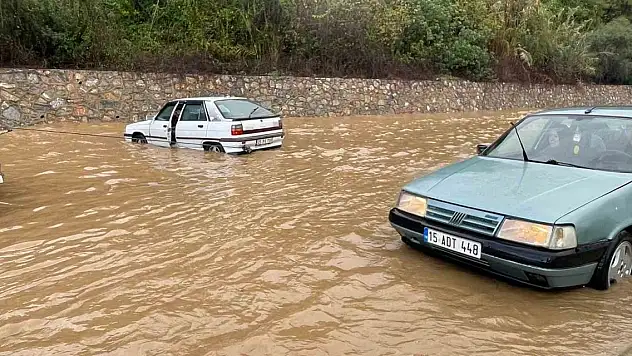 Antalya'da araçlar mahsur kaldı