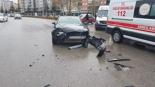 Konya'da iki otomobil çarpıştı! Yaralılar var